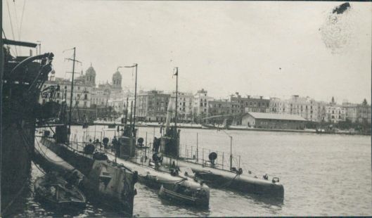 Submarinos "A-1", "A-2" e "Isaac Peral" atracados en el muelle Reina Victoria (Cádiz). Fuente: ABC